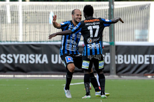 Sirius Karl Larson och Kingsley Kofi Sarfo jublar