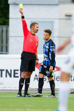 Sirius Kujtim Bala får gult kort