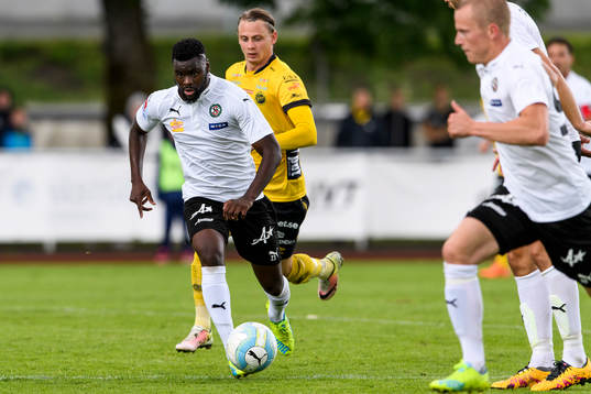 Örebros Maic Sema med Elfsborgs Simon Hedlund i bakgrunden