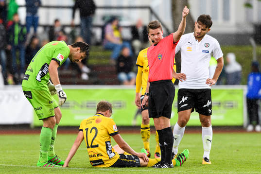 Elfsborgs Joakim Nilsson (sittandes) skadar sig