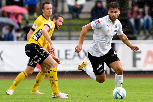 Örebros Astrit Ajdarevic tar sig förbi Elfsborgs Marcus