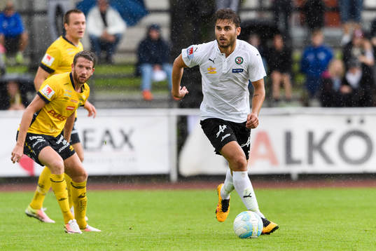 uÖrebros Astrit Ajdarevic nder en träningsmatch i fotboll