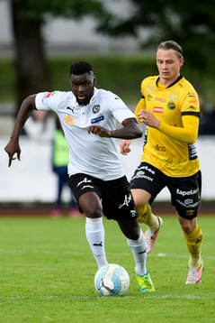 Örebros Maic Sema med Elfsborgs Simon Hedlund i bakgrunden