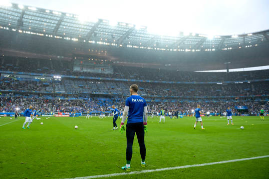 Islands spelare värmer upp