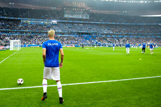 Islands spelare värmer upp