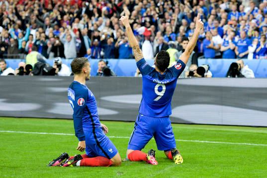 Frankrikes Olivier Giroud jublar med lagkamraterna
