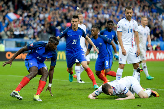 Frankrikes Paul Pogba jublar