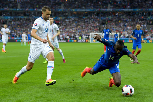Islands Kári Arnason och Frankrikes Blaise Matuidi