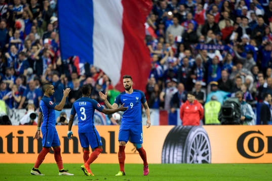 Frankrikes Olivier Giroud gör 5-1 och jublar med Dimitri
