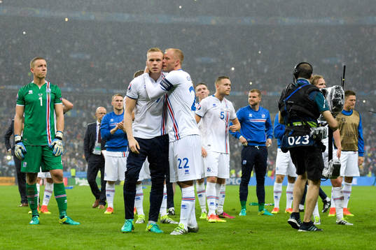Islands Eidur Gudjohnsen och Kolbeinn Sigthorsson kramar om