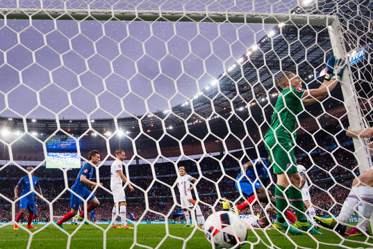 Islands målvakt Hannes Halldorsson deppar
