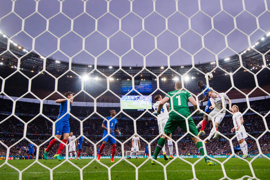 Frankrikes Paul Pogba nickar in 2-0 i en duell med Islands