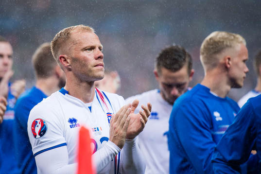 Islands Eidur Gudjohnsen tackar publiken