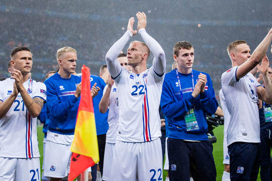 Islands Arnor Ingvi Traustason och Eidur Gudjohnsen tackar