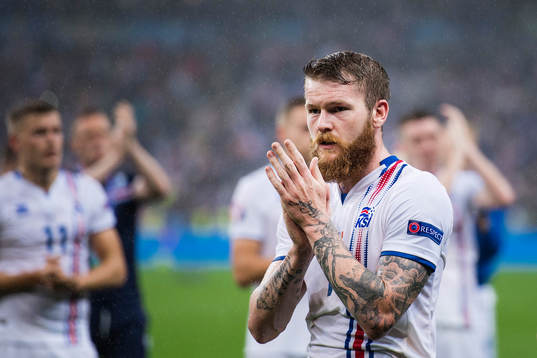Islands Aron Gunnarsson tackar publiken