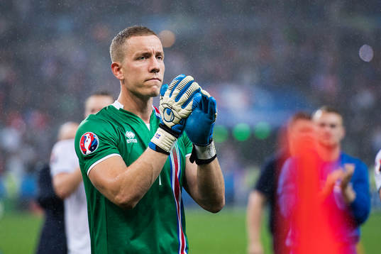 Islands målvakt Hannes Halldorsson tackar publiken
