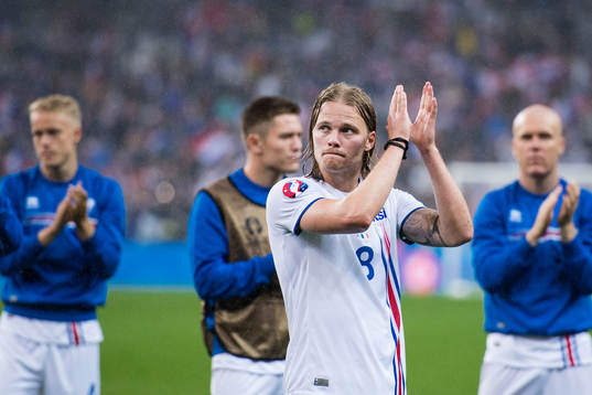 Islands Birkir Bjarnason tackar publiken