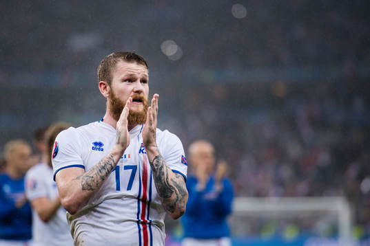 Islands Aron Gunnarsson tackar publiken