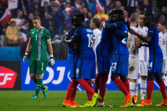 Islands målvakt Hannes Halldorsson deppar medan Frankrikes