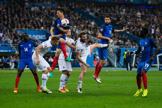 Frankrikes Laurent Koscielny och Islands Aron Gunnarsson i