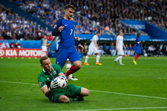 Islands målvakt Hannes Halldorsson med en räddning