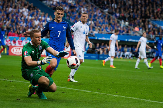 Islands målvakt Hannes Halldorsson med en räddning