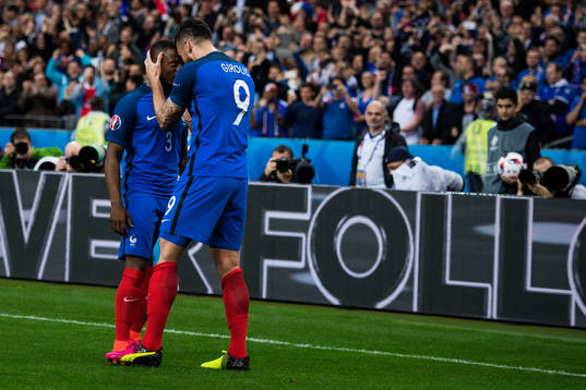 Frankrikes Olivier Giroud (th) gör 1-0 och jublar med