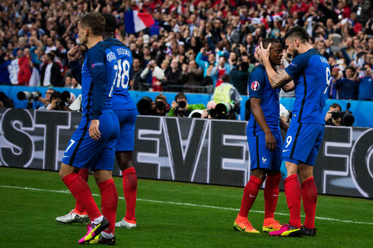 Frankrikes Olivier Giroud (th) gör 1-0 och jublar med