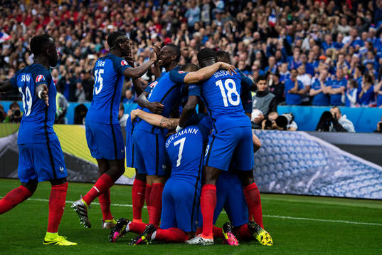 Frankrikes spelare jublar