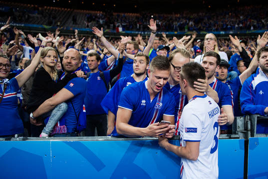 Islands Haukur Heidar Hauksson kramas om av publiken