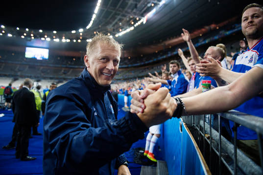 Islands förbundskapten Heimir Hallgrimsson kramas om av