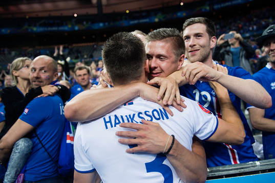 Islands Haukur Heidar Hauksson kramas om av publiken