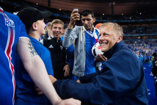 Islands förbundskapten Heimir Hallgrimsson kramas om av