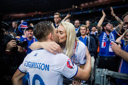 under fotbollsmatchen mellan Frankrike och Island