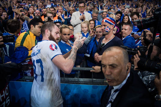 Islands Aron Gunnarsson med publiken