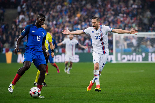 Islands Gylfi Sigurdsson reagerar mot Frankrikes Paul Pogba