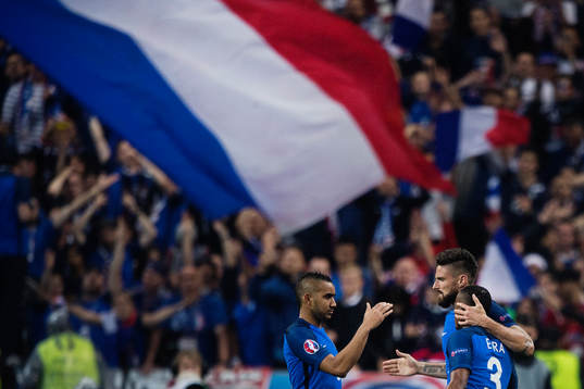 Frankrikes Olivier Giroud jublar med Dimitri Payet och