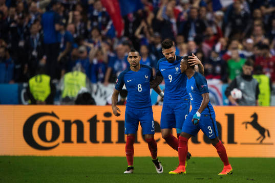 Frankrikes Olivier Giroud jublar med Dimitri Payet och