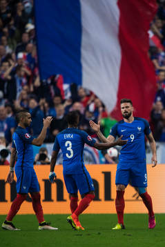 Frankrikes Olivier Giroud jublar med Dimitri Payet och