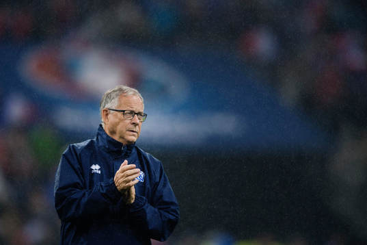 Islands förbundskapten Lars Lagerbäck tackar publiken