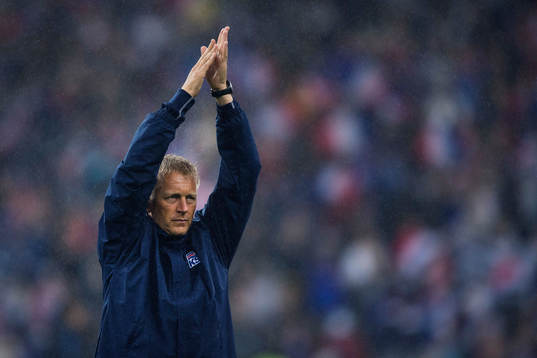Islands förbundskapten Heimir Hallgrimsson tackar publiken