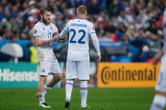 Islands Eidur Gudjohnsen byts in och får ta över