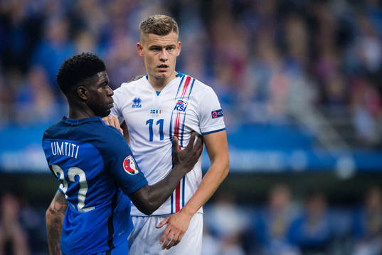 Frankrikes Samuel Umtiti och Islands Alfred Finnbogason
