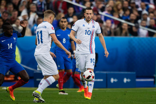 Islands Gylfi Sigurdsson med en pass till Alfred Finnbogason