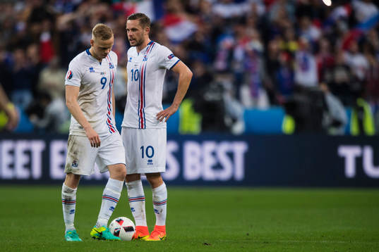 Islands Kolbeinn Sigthorsson och Gylfi Sigurdsson deppar