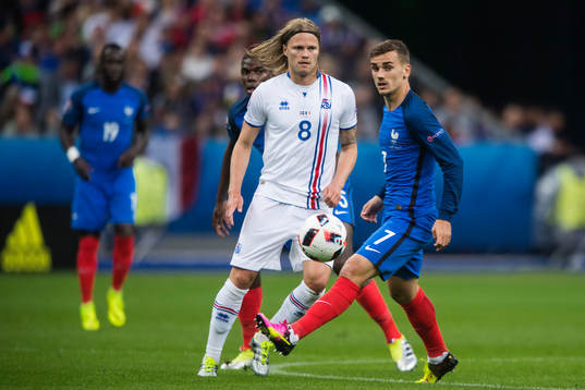 Islands Birkir Bjarnason mot Frankrikes Antoine Griezmann