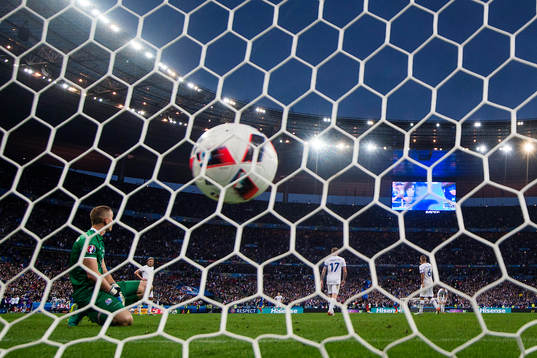 Islands målvakt Hannes Halldorsson släpper in 3-0 av