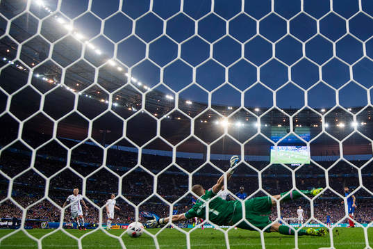 Islands målvakt Hannes Halldorsson släpper in 3-0 av
