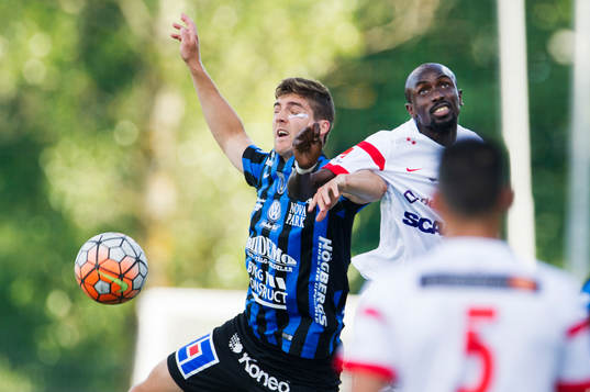 Sirius Patrick Hopkins och Assyriskas Aziz Corr Nyang