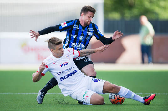Assyriskas Fredrik Holster och Sirius Kujtim Bala i kamp om